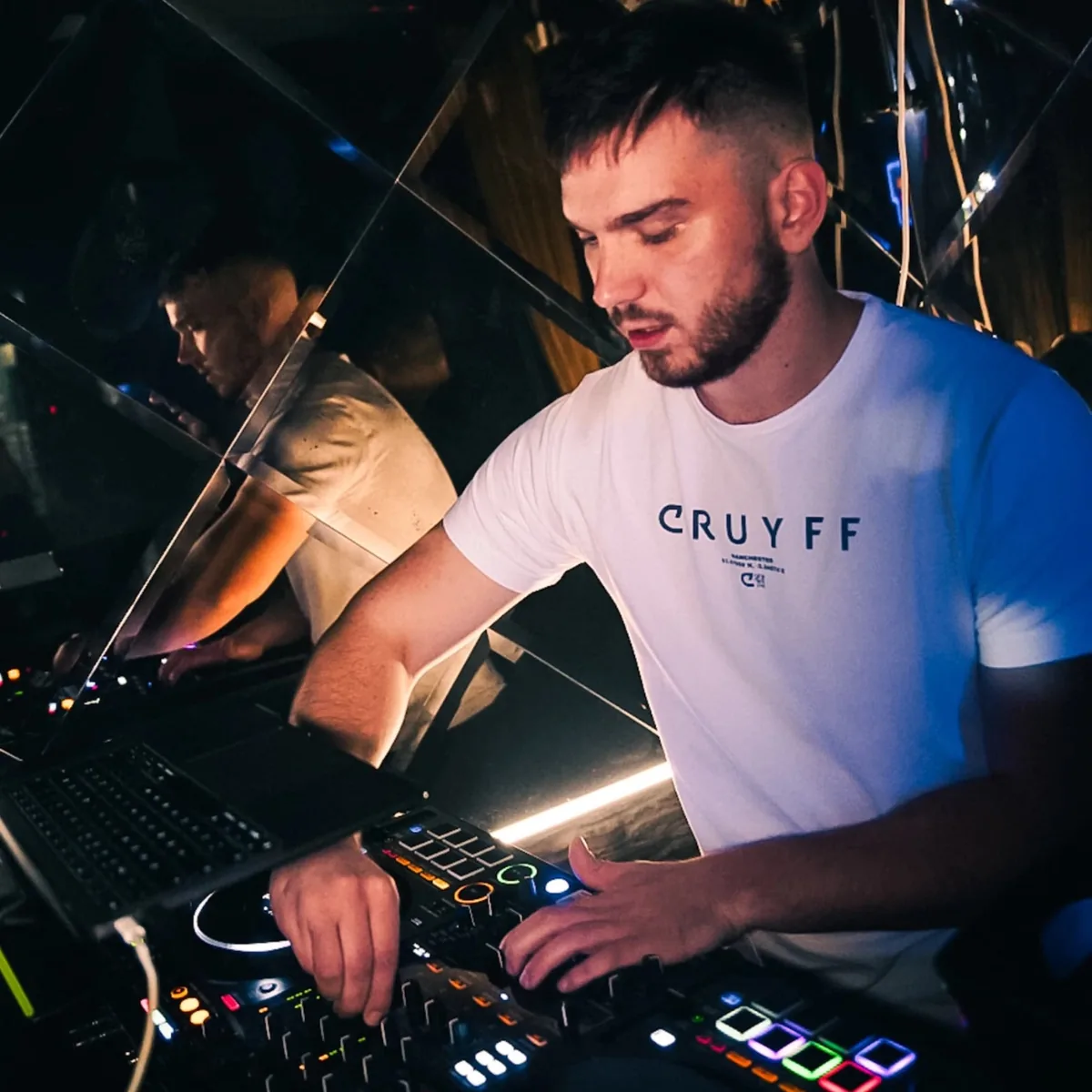 Publika i DJ pult na eventu u Zagrebu, DJ Frix