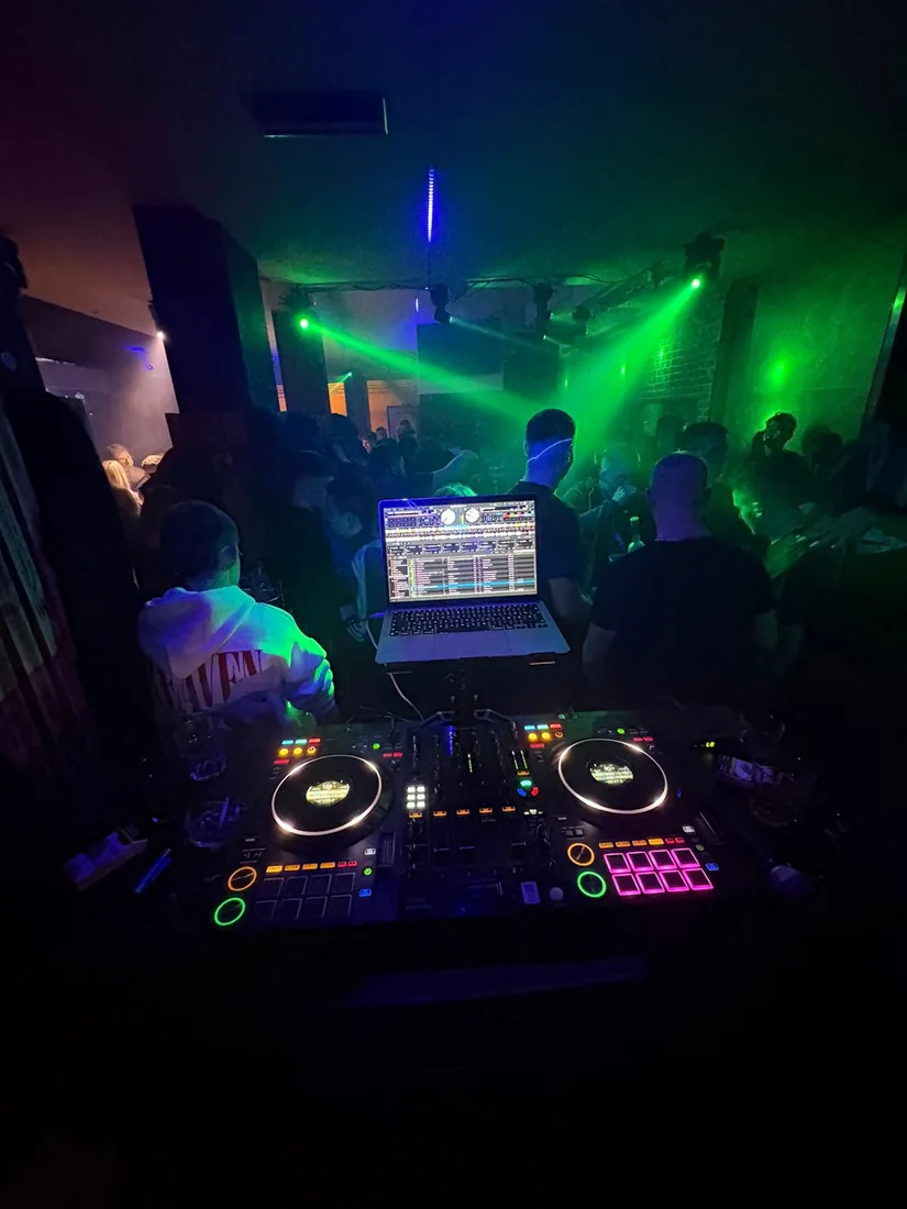 DJ za klubove i barove u Zagrebu, DJ Frix za pultom