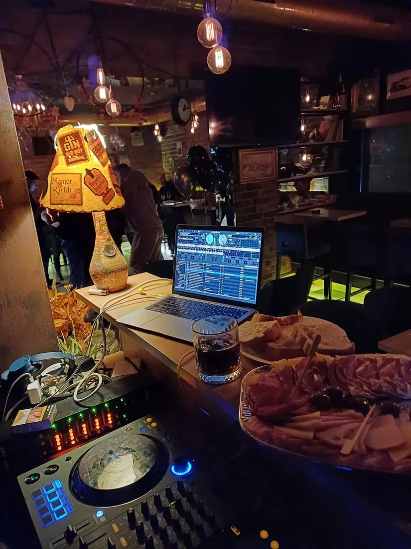 DJ za restorane i barove Zagreb, DJ Frix