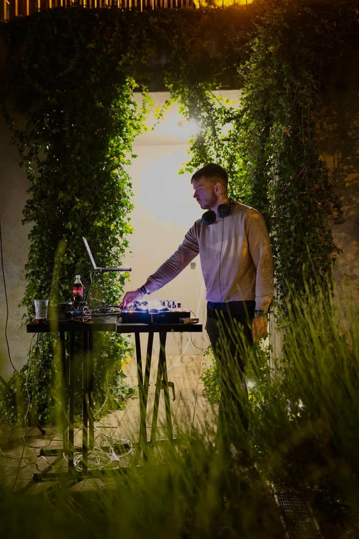 DJ Frix svira na vanjskoj proslavi, DJ za vjenčanja Zagreb